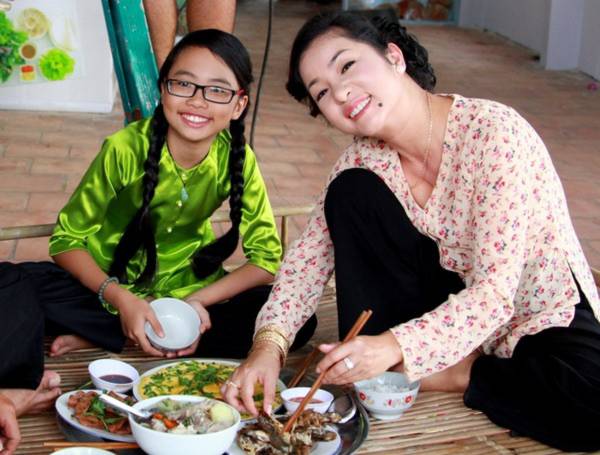 Danh hài Thúy Nga bán bánh canh nuôi Phương Mỹ Chi 1 Danh hài Thúy Nga bán bánh canh nuôi Phương Mỹ Chi 1