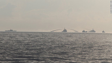 Tàu Trung Quốc phun vòi rồng vào các tàu của Việt Nam, ảnh do Euan chụp lại