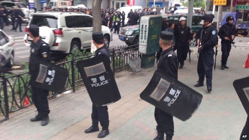 An ninh đang được thắt chặt ở Urumqi sau vụ nổ sáng 22/5 (Ảnh: AP)