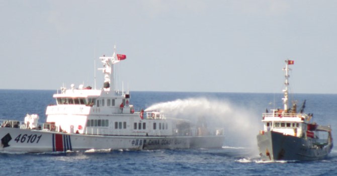 Tàu Trung Quốc phun vòi rồng vào tàu cảnh sát biển Việt Nam