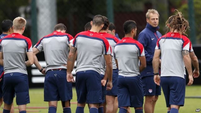 Huấn luyện viên Jurgen Klinsmann cùng với đội tuyển Hoa Kỳ tại một buổi tập ở Sao Paulo, Brazil, ngày 19/6/2014.