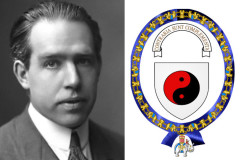 Ảnh trái: Niels Bohr, nhà tiên phong của vật lý lượng tử. (AB Lagrelius & Westphal) Ảnh phải: Huy hiệu nơi cánh tay áo được chính ông thiết kế, trong đó có biểu tượng âm – dương của Đạo gia.
