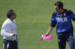 HLV Prandelli và thủ môn Buffon trên sân tập - Ảnh: Reuters