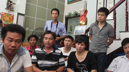 Các thành viên thủy thủ đoàn tàu DNA 90.152 kể lại cho phóng viên CNN nghe câu chuyện (ảnh do Euan Mc Kirdy chụp) Các thành viên thủy thủ đoàn tàu DNA 90.152 kể lại cho phóng viên CNN nghe câu chuyện (ảnh do Euan Mc Kirdy chụp)