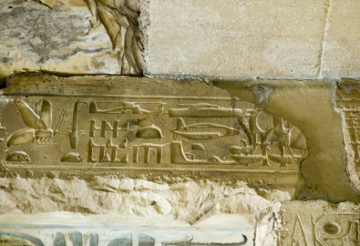 Bức phù điêu tại đền thờ thần Osiris (thần Chết) tại Abydos, Ai Cập. Hình ảnh bên phải con muỗi được cho là hình vẽ mô tả trực thăng, xuồng máy, tàu vũ trụ, và máy bay. (Shutterstock *)