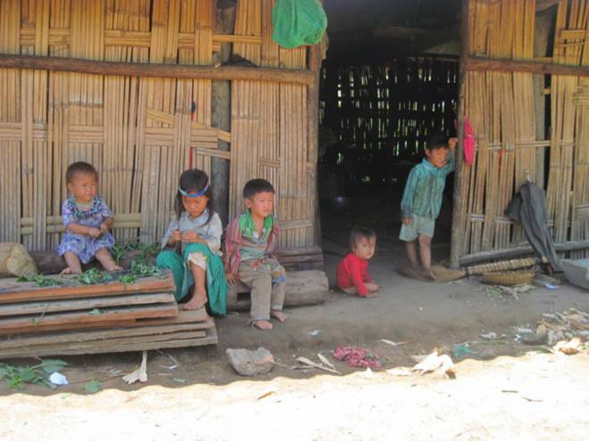 Đến các thôn Ea Uôl, Ea Rớt, Ea Bar, Cư Rang, Cư Tê... đi đâu cũng gặp trẻ con Đến các thôn Ea Uôl, Ea Rớt, Ea Bar, Cư Rang, Cư Tê... đi đâu cũng gặp trẻ con