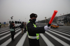 Một cảnh sát Trung Quốc đang làm nhiệm vụ. Trong thập kỷ vừa qua, Trung Quốc có số người chết do tai nạn giao thông hàng năm cao nhất trên thế giới. (Ảnh internet)
