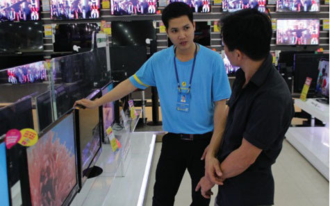 Mặt hàng tivi đang được người tiêu dùng quan tâm trong mùa World Cup 2014. Trong ảnh: khách được nhân viên bán hàng của Dienmay.com tư vấn sản phẩm. Ảnh: Kim Tuyến
