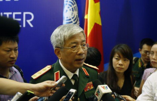Thượng tướng Nguyễn Chí Vịnh phát biểu trước các phóng viên tại một sự kiện ở Hà Nội - Ảnh: Reuters 