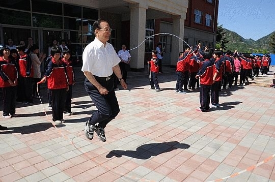 Ngày 30 tháng 5, Tân Hoa Net truyền thông của Đảng Cộng sản Trung Quốc (ĐCSTQ) đặc biệt đưa tin Ôn Gia Bảo ngày 28 có cuộc gặp gỡ với học sinh trung học tại tỉnh Hà Bắc. (Ảnh Internet)