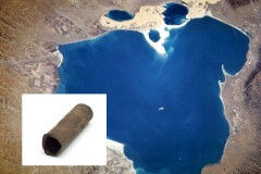 Một bức ảnh chụp một đoạn ống và toàn cảnh hồ Thanh Hải ở Trung Quốc, gần nơi các ống sắt bí ẩn được tìm thấy. (NASA; Ảnh chụp đoạn ống đăng trên Shutterstock *)