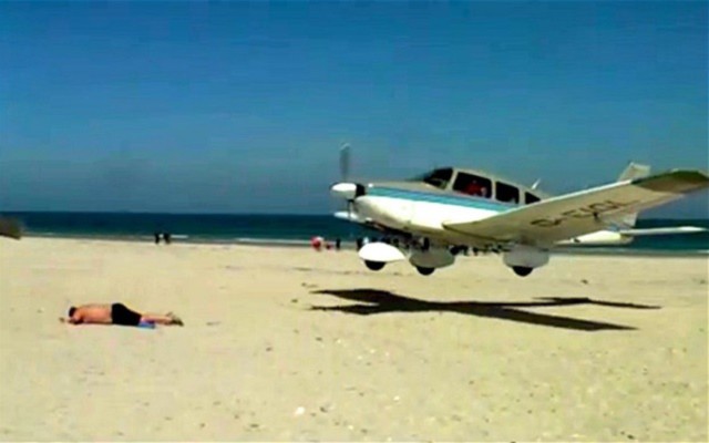 Chiếc máy bay hạng nhỏ suýt hạ cánh ngay trên lưng người đàn ông tắm nắng