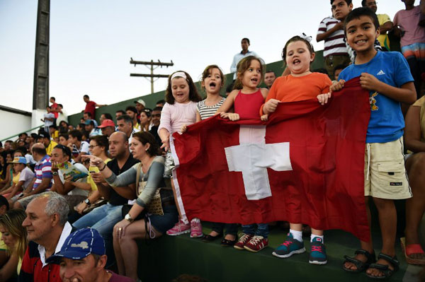 Trẻ em giăng cờ Thụy Sĩ trong buổi huấn luyện của đội tuyển bóng đá quốc gia Thụy Sĩ tại sân vận động thành phố Porto Seguro, Brazil hôm 08/6/2014