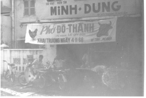 Vỉa hè Sài Gòn những năm 1960 có gì? (1) Vỉa hè Sài Gòn những năm 1960 có gì? (1)