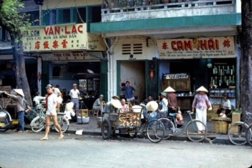 Vỉa hè Sài Gòn những năm 1960 có gì? (2) Vỉa hè Sài Gòn những năm 1960 có gì? (2)