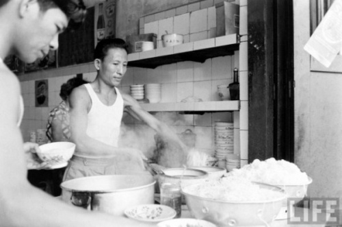 Vỉa hè Sài Gòn những năm 1960 có gì? (4) Vỉa hè Sài Gòn những năm 1960 có gì? (4)