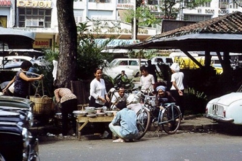 Vỉa hè Sài Gòn những năm 1960 có gì? (5)
