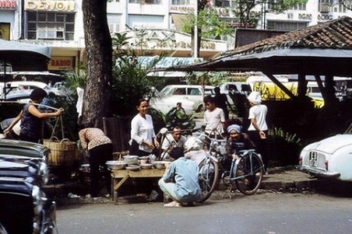 Vỉa hè Sài Gòn những năm 1960 có gì? (5) Vỉa hè Sài Gòn những năm 1960 có gì? (5)