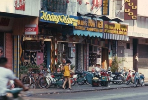 Vỉa hè Sài Gòn những năm 1960 có gì? (9) Vỉa hè Sài Gòn những năm 1960 có gì? (9)
