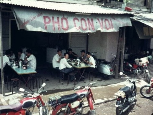 Vỉa hè Sài Gòn những năm 1960 có gì? (17) Vỉa hè Sài Gòn những năm 1960 có gì? (17)