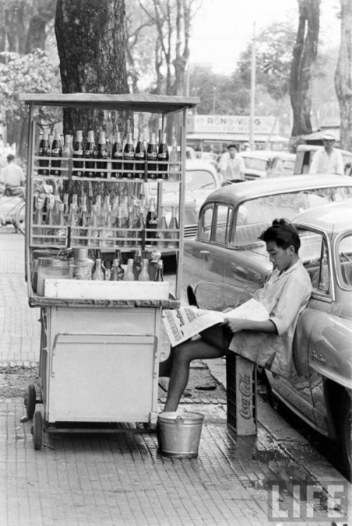 Vỉa hè Sài Gòn những năm 1960 có gì? (18) Vỉa hè Sài Gòn những năm 1960 có gì? (18)