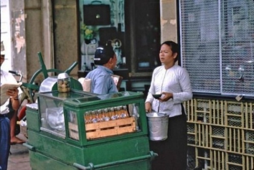 Vỉa hè Sài Gòn những năm 1960 có gì? (19) Vỉa hè Sài Gòn những năm 1960 có gì? (19)