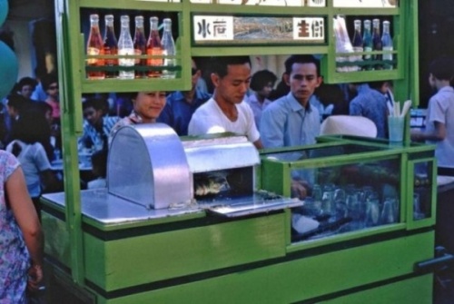 Vỉa hè Sài Gòn những năm 1960 có gì? (20) Vỉa hè Sài Gòn những năm 1960 có gì? (20)