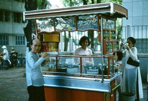 Vỉa hè Sài Gòn những năm 1960 có gì? (21) Vỉa hè Sài Gòn những năm 1960 có gì? (21)