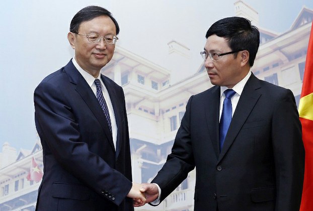 Phó Thủ tướng, Bộ trưởng Ngoại giao Việt Nam Phạm Bình Minh (phải) tiếp đón Ủy viên Quốc vụ viện Trung Quốc Dương Khiết Trì tại Nhà khách Chính phủ, Hà Nội, ngày 18/6/2014.