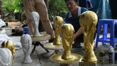 Nhân giải bóng đá World Cup ở Brazil, người Việt làm cúp để kinh doanh