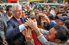 Cựu Tổng thống Mỹ Bill Clinton được hút đám đông khi ông đi trên đường phố tại Hà Nội ngày 6 tháng 12 năm 2006.