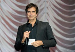 Ảo thuật gia David Copperfield. Ảnh chụp năm 2012 khi đang phát ngôn về các hoạt động công ích trong chương trình “Sức mạnh của yêu thương”.（Getty Images）
