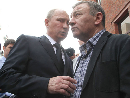 Tổng thống Nga Vladimir Putin (trái) và tỉ phú Arkady Rotenberg, người có tên trong “danh sách đen” của Mỹ. Ảnh: THE NEW YORKER