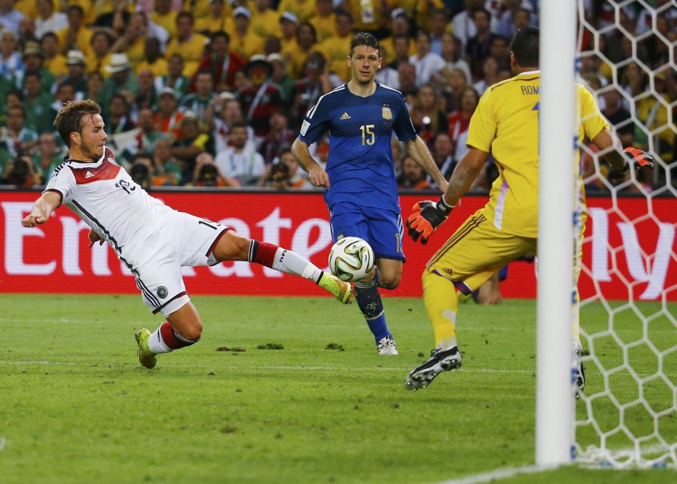 Bắt nguồn từ nỗ lực đi bóng và tạt bóng bên cánh trái của Schuerrle, Goetze không chế bóng gọn ghẽ bằng ngực rồi tung ra cú volley hạ gục thủ thành Romero