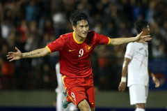 Công Vinh ăn mừng hat-trick vào lưới Myanmar - Ảnh: N.K.