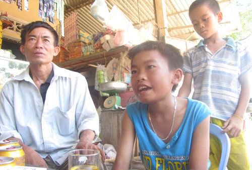 Em Trần Văn Đạt (áo xanh, bên cạnh bố) kể lại hành trình đi lạc đường hơn 300 km trên chiếc xe đạp