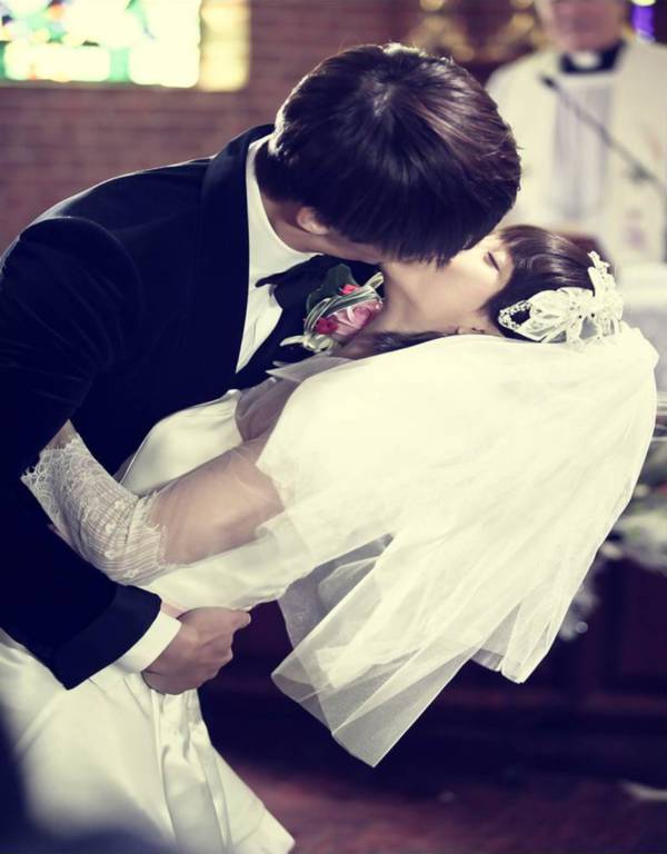 Jin Hee (Song Ji Hyo) nồng nàn ôm hôn chồng tại lễ cưới 1 Jin Hee (Song Ji Hyo) nồng nàn ôm hôn chồng tại lễ cưới 1