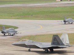 Một chiến đấu cơ tàng hình F-22 Raptor của Mỹ đang theo sau hai chiếc BAE Hawk của Malaysia trên phi đạo nhân cuộc tập trận Cope Taufan 2014. Ảnh chụp tại căn cứ không quân Butterworth, Malaysia ngày 11/06/2014.
Pacific Air Forces