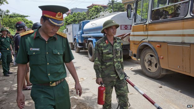 Quân đội Việt Nam đến hiện trường để điều tra nguyên nhân tai nạn