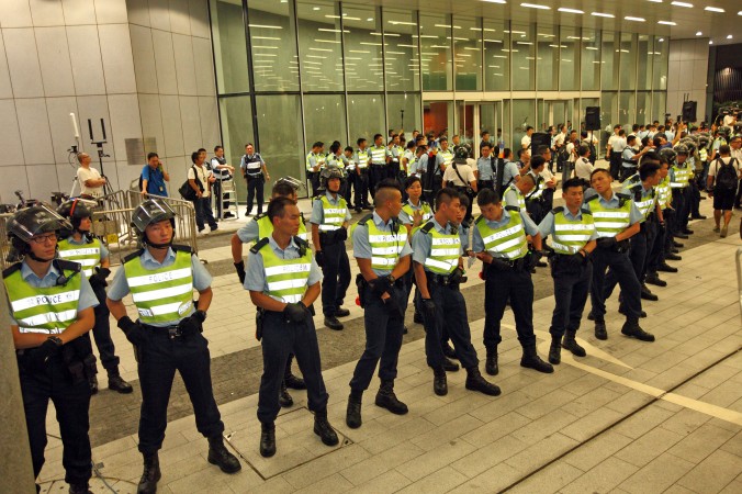 Sau vụ việc, cảnh sát chống bạo động đã được triển khai bên ngoài Trung tâm Hội đồng Lập pháp vào đêm của ngày 13/6/2014