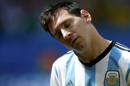 Lionel Messi mệt mỏi. Ảnh: Reuters