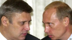 Cựu Thủ tướng Mikhail Kasyanov (Trái) nói với Tổng thống Nga Vladimir Putin (right) vào tháng 7 năm 2013 (Ảnh: AFP).