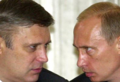 Cựu Thủ tướng Mikhail Kasyanov (Trái) nói với Tổng thống Nga Vladimir Putin (right) vào tháng 7 năm 2013 (Ảnh: AFP).