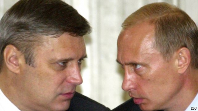 Cựu Thủ tướng Mikhail Kasyanov (Trái) nói với Tổng thống Nga Vladimir Putin (right) vào tháng 7 năm 2013 (Ảnh: AFP).