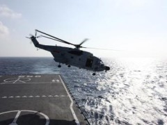 Trực thăng cất cánh từ chiến hạm Trung Quốc ngoài khơi Thanh Đảo - Reuters