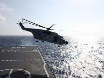 Trực thăng cất cánh từ chiến hạm Trung Quốc ngoài khơi Thanh Đảo - Reuters