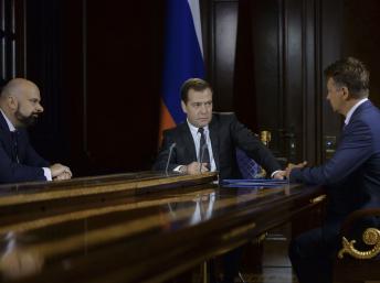 Ông Dmitry Medvedev và Bộ trưởng Giao thông Maxim Sokolov bàn về các biện pháp trả đũa - Reuters