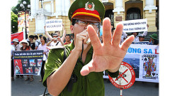 Công an tại Việt Nam đã nhiều lần bị phản ánh về hành vi không tuân thủ luật pháp