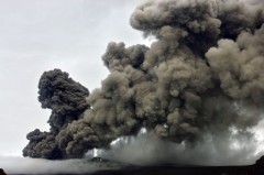 Một cột tro bụi phun trào từ một núi lửa dưới sông băng Eyjafjallajokull, Iceland (Reuters)