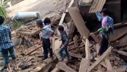 Chi nhánh Hội chữ Thập đỏ Trung Quốc ở tỉnh Vân Nam cũng gửi 500 chăn bông, 500 tấm mền, và 100 túp lều cho các nạn nhân. Trong khi đó, Hội chữ Thập đỏ Trung Quốc gửi 2.000 chăn bông, 2.000 áo khoác và 200 túp lều. Các chi nhánh khác của Hội chữ Thập đỏ Trung Quốc ở Hong Kong, Macao, và tỉnh Tứ Xuyên cũng đã gửi hàng cứu trợ. Chi nhánh Hội chữ Thập đỏ Trung Quốc ở tỉnh Vân Nam cũng gửi 500 chăn bông, 500 tấm mền, và 100 túp lều cho các nạn nhân. Trong khi đó, Hội chữ Thập đỏ Trung Quốc gửi 2.000 chăn bông, 2.000 áo khoác và 200 túp lều. Các chi nhánh khác của Hội chữ Thập đỏ Trung Quốc ở Hong Kong, Macao, và tỉnh Tứ Xuyên cũng đã gửi hàng cứu trợ.